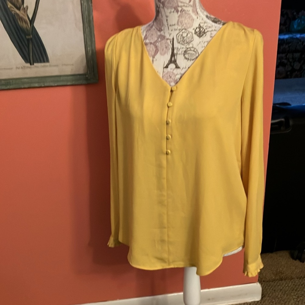LOFT. YELLOW BLOUSE. SIZE SMALL. V-NECK. RUFFLE ON SLEEVES. CLASSY LOOKING. NWT